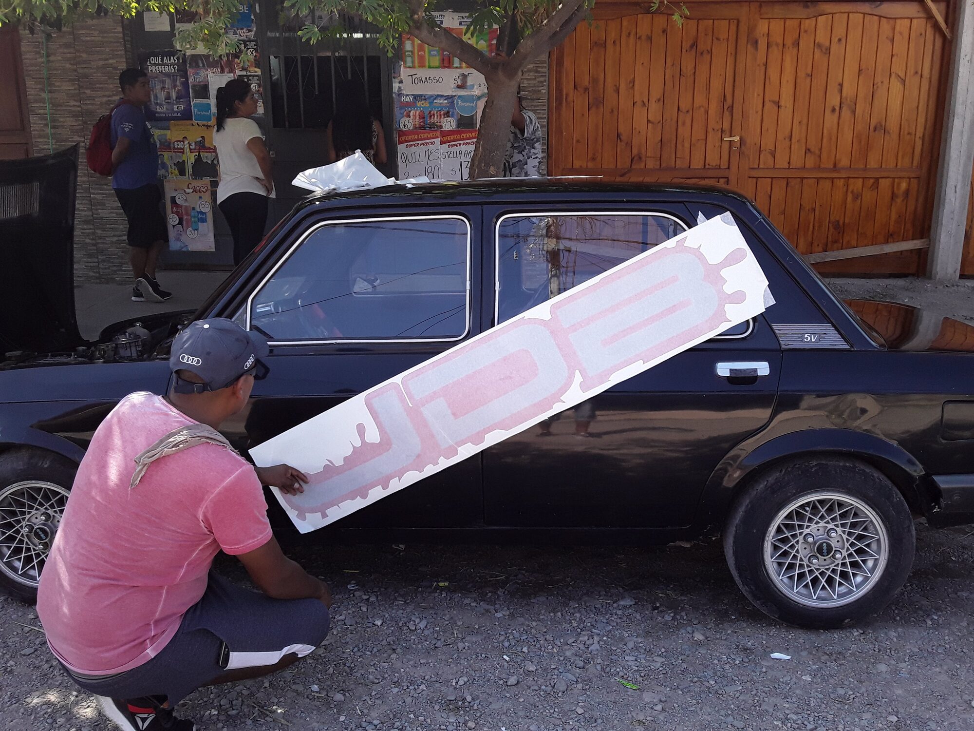 Aplicando el vinilo JDB en el auto