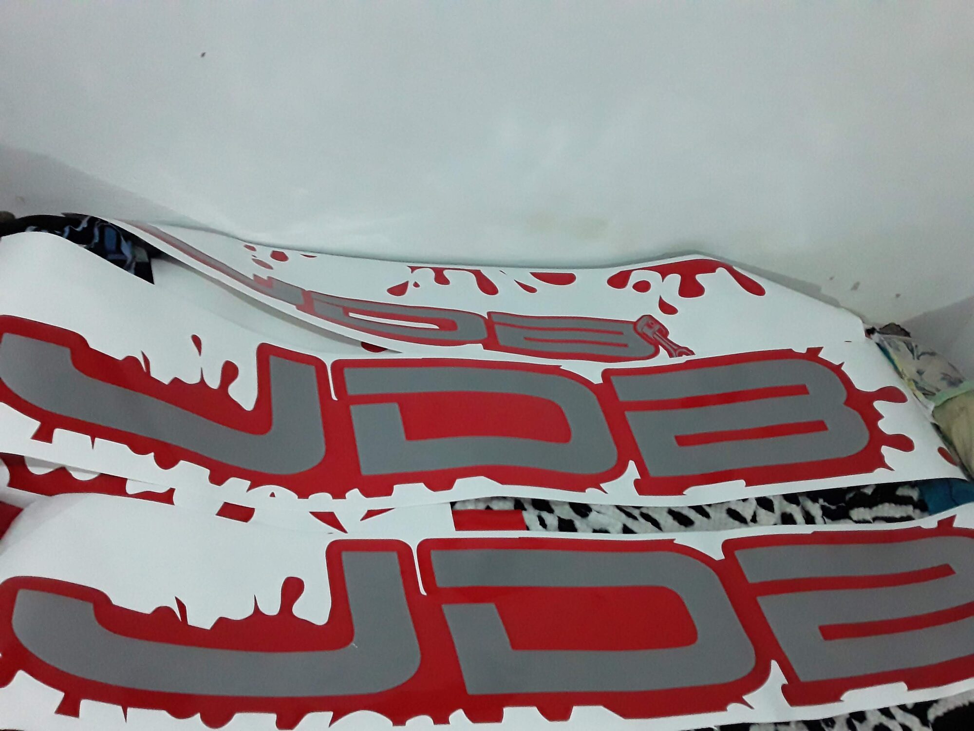 Vinilo de corte del logo JDB recién cortado
