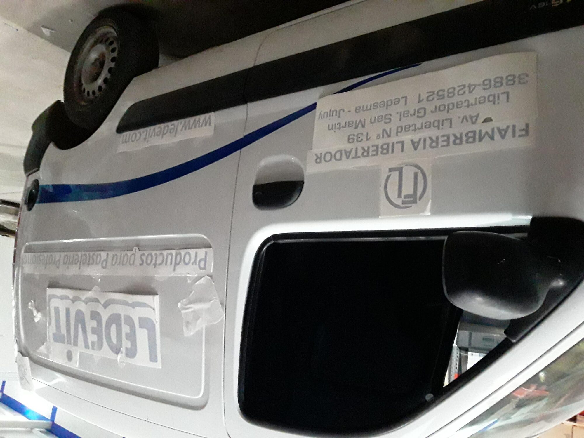 Camioneta ploteada para marca Ledevit